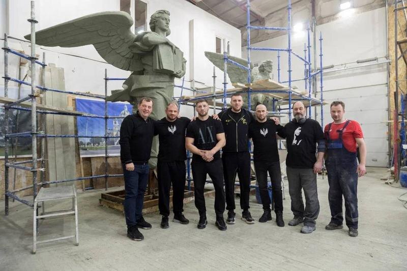    Спортсмены в гостях у скульптора