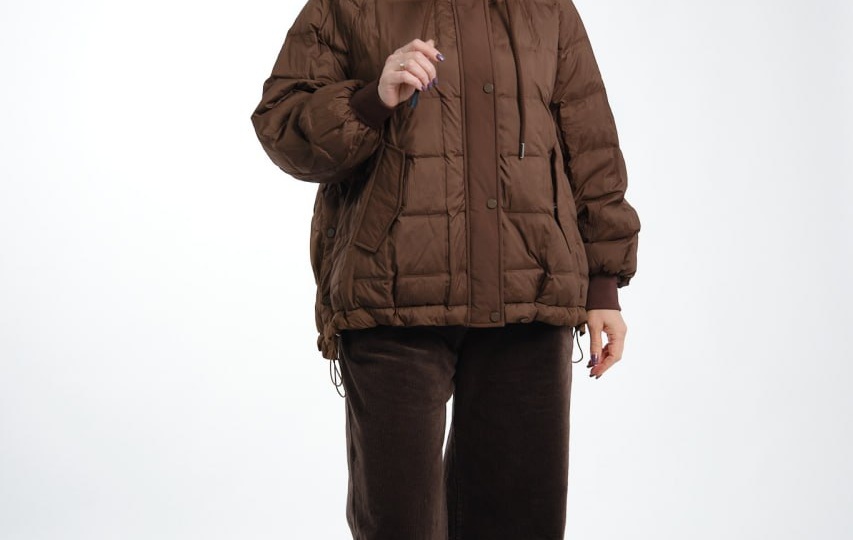 Куртка КК 2635 в насыщенном шоколадно-коричневом оттенке — стильный выбор для тех, кто ценит современный дизайн и комфорт