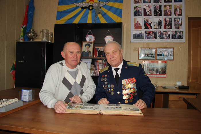    Почетный гражданин Миллеровского района И. В. Жидков и подполковник В. И. Петренко рассматривают фотографии и вспоминают боевую юность.| Фото Натальи Сетраковой. Редакция газеты "Наш край"