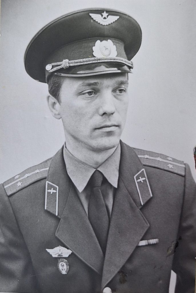      И. В. Жидков — бортовой техник и воздушный стрелок вертолёта Ми-8. Афганистан, январь 1988 года, вторая командировка. Редакция газеты "Наш край"