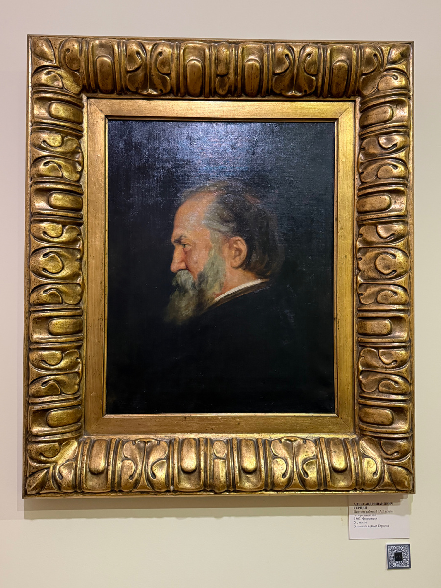 Портрет Герцена работы Натальи Герцен при входе в мемориальную часть дома.