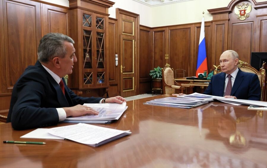    Президент РФ Владимир Путин и глава Северной Осетии — Алании Сергей Меняйло (слева) во время встречи в Москве / Источник: © Вячеслав Прокофьев/РИА Новости/POOL