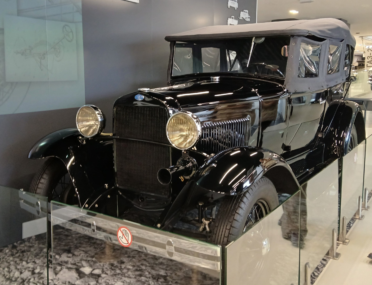 Один из первых автомобилей ГАЗа - Эмка