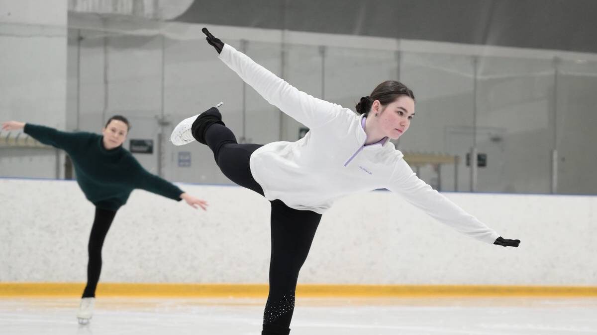    Фигуристки-любители Полина Урманова и Анна Красикова выполняют элемент «ласточка» / Фото: Пелагия Замятина / Вечерняя Москва