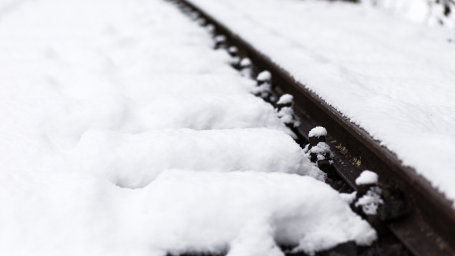 Фото: https://ru.freepik.com/free-photo/railway-covered-with-smooth-white-snow_10073808.htm#