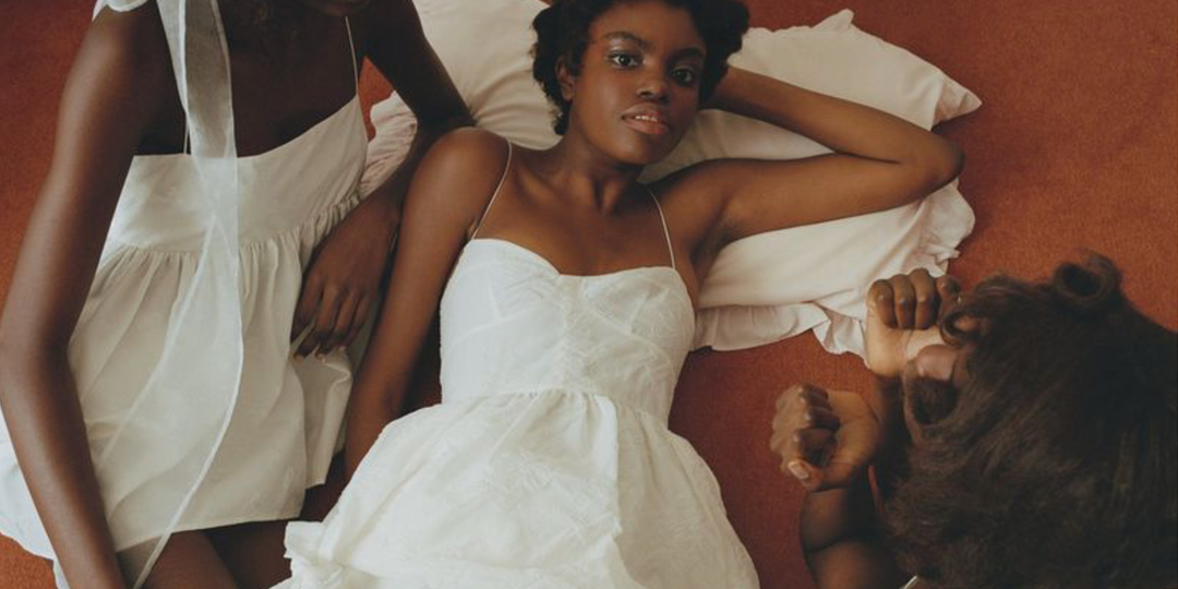 Cecilie Bahnsen обратилась к теме детства в рекламе осенней пре-коллекции 2026