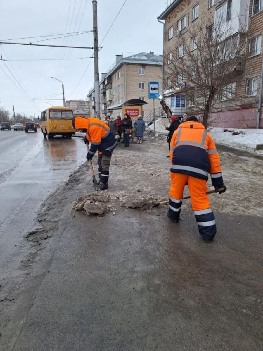    Очистка барнаульских улиц от льда. Источник: Barnaul.org