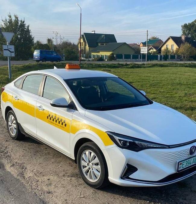 Таксист Алексей просит руководство таксопарка пересадить его с этого Changan Eado ev на привычный ему Volkswagen Polo с ДВС