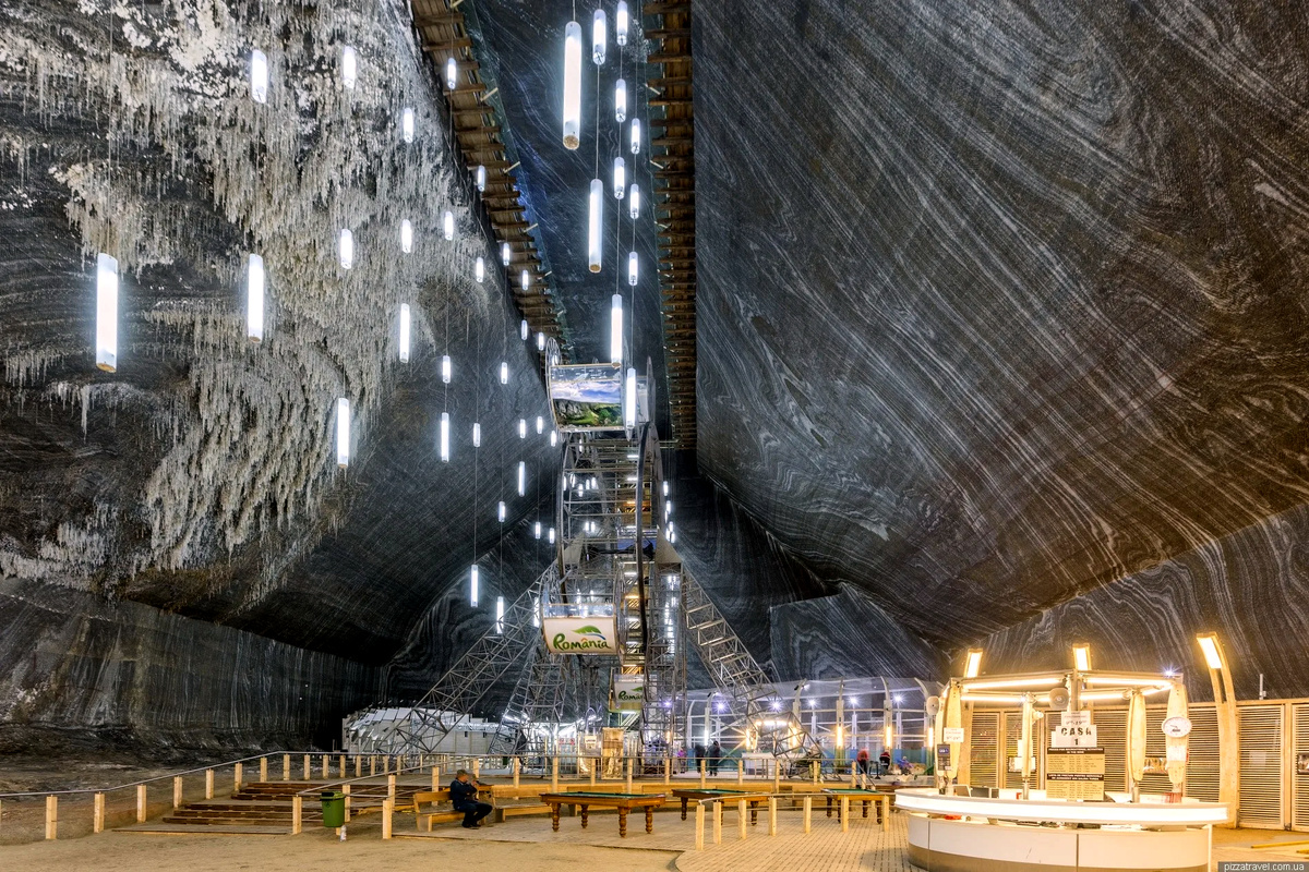 Потолок камеры находится на высоте примерно 80 метров. 