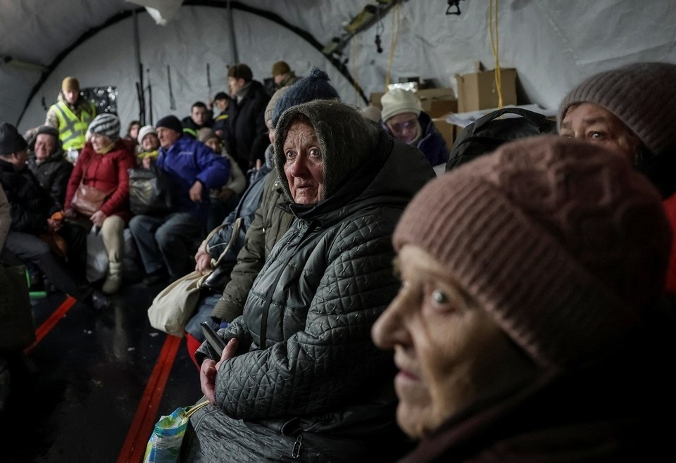    Киевлянам, харьковчанам и прочим украинцам, замерзающим в своих домах без света, отопления и воды, особенно, пенсионерам, надо брать пример с украинской элиты REUTERS