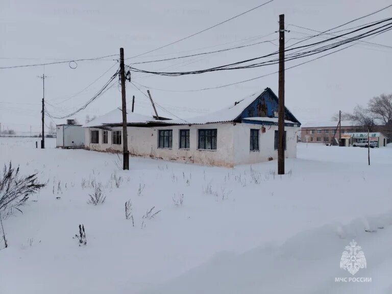    В Новосергиевском районе из-за снега обрушилась крыша почты Оренбуржье