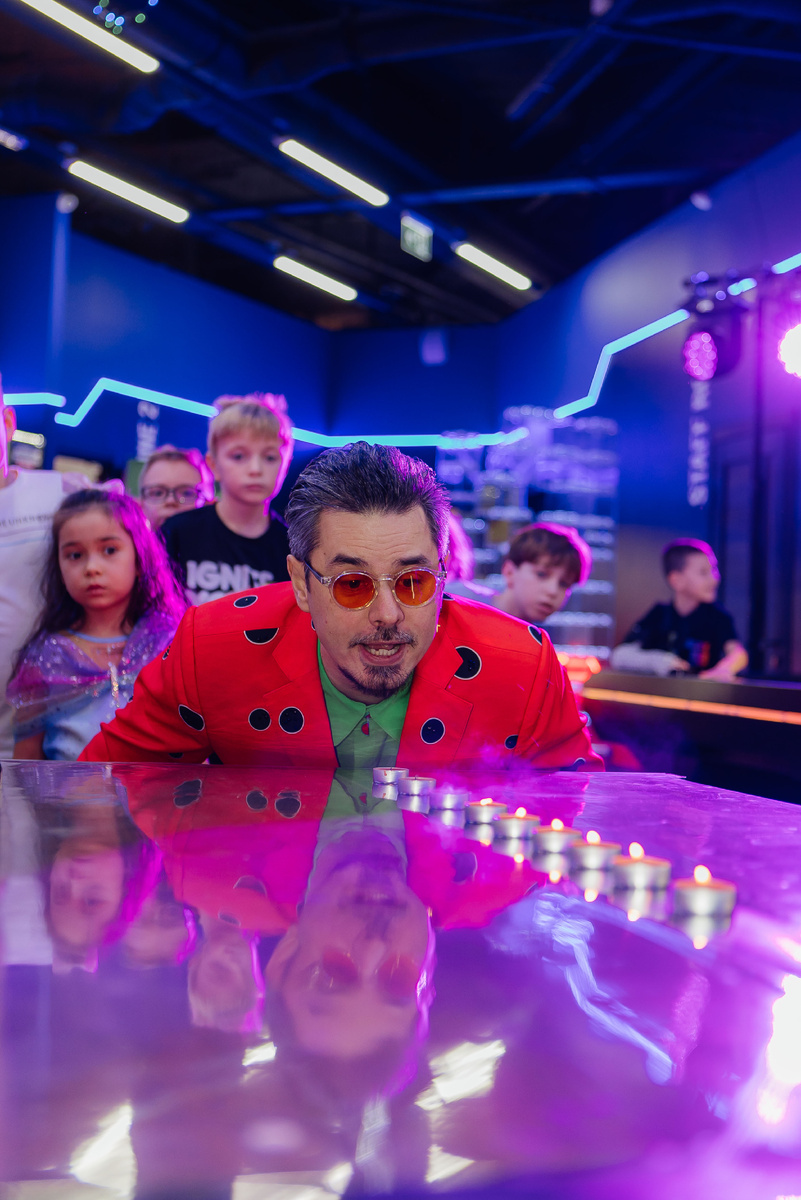 Игра «Задуй свечи криком»