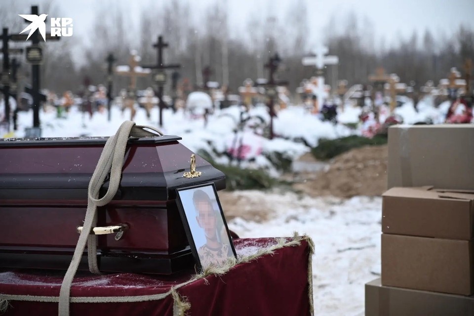    Мать убитого 9-летнего Паши попросила прощения у сына на похоронах Алексей БУЛАТОВ