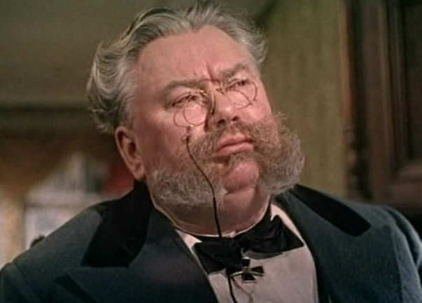 Кадр из фильма. Михаил Яншин в роли Льва Саввича Турманова