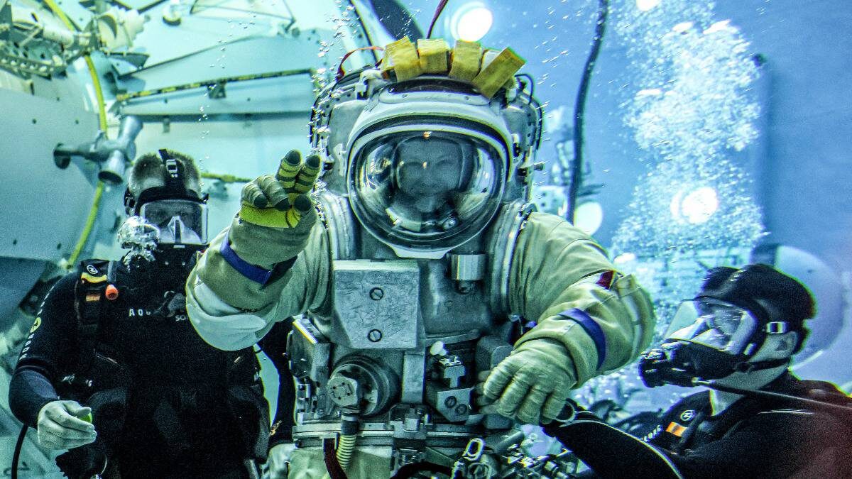    Космонавт Александр Горбунов тренируется в гидролаборатории / Фото: Сергей Савостьянов / ТАСС