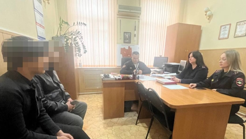    Сотрудники полиции провели разъяснительную беседу с юным нарушителем Фото: ГИБДД СК