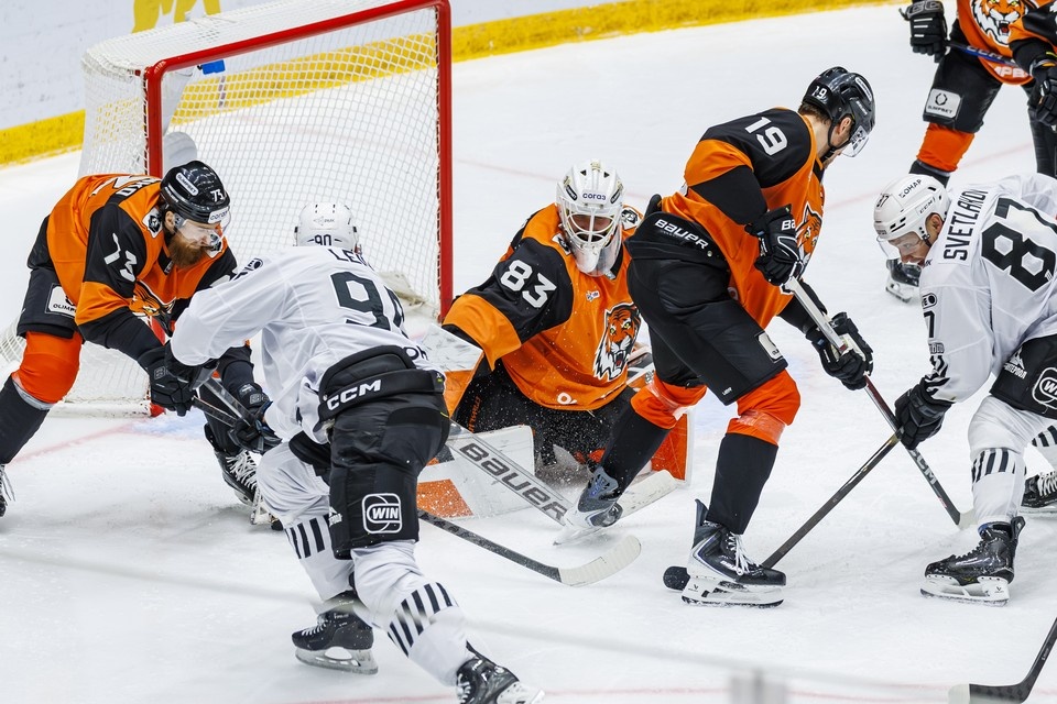    Большинство шайб в матче «Трактора» против «Амура» было забито с линии вратарской. Фото ХК «Амур».