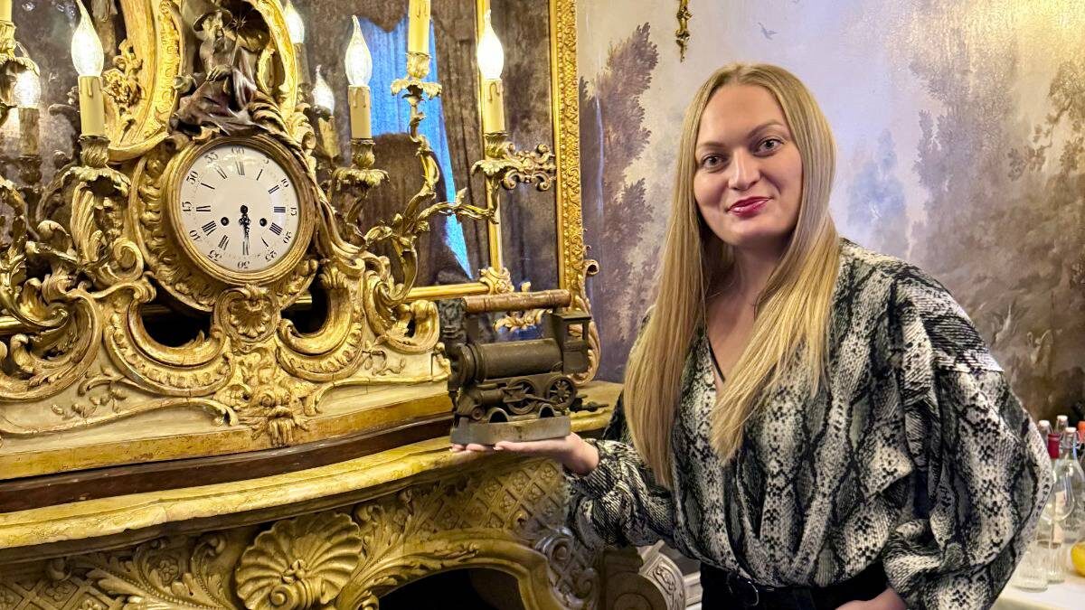    Мария Губанова-Новикова с редким утюгом / Фото: Личный архив