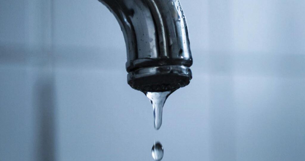 Звук бедности: Почему капающий кран способен за месяц «смыть» все ваши накопления (и дело не в счетах за воду)