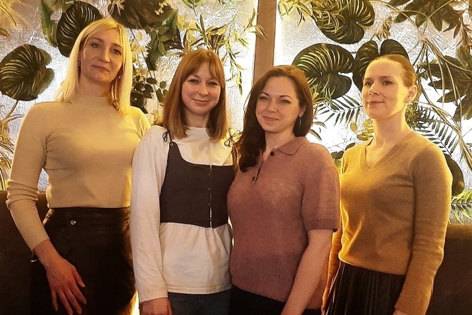    На фото слева направо: художник-постановщик Ольга Дагаева, режиссер Светлана Позднякова, актрисы Анастасия Максименко и Дарья Оклей. Лариса ЛОСКУТОВА