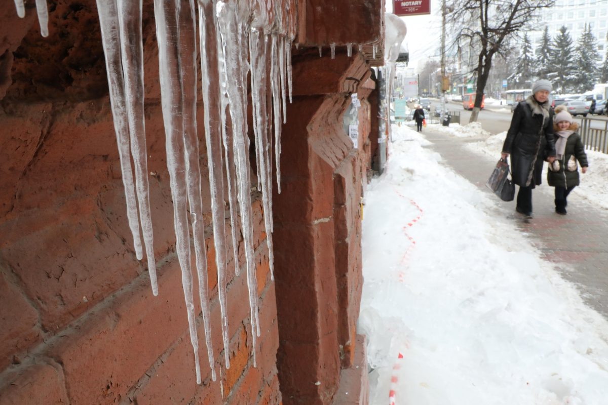    В связи с потеплением ДУКи и ТСЖ призвали своевременно расчистить крыши домов от снега и сосулек