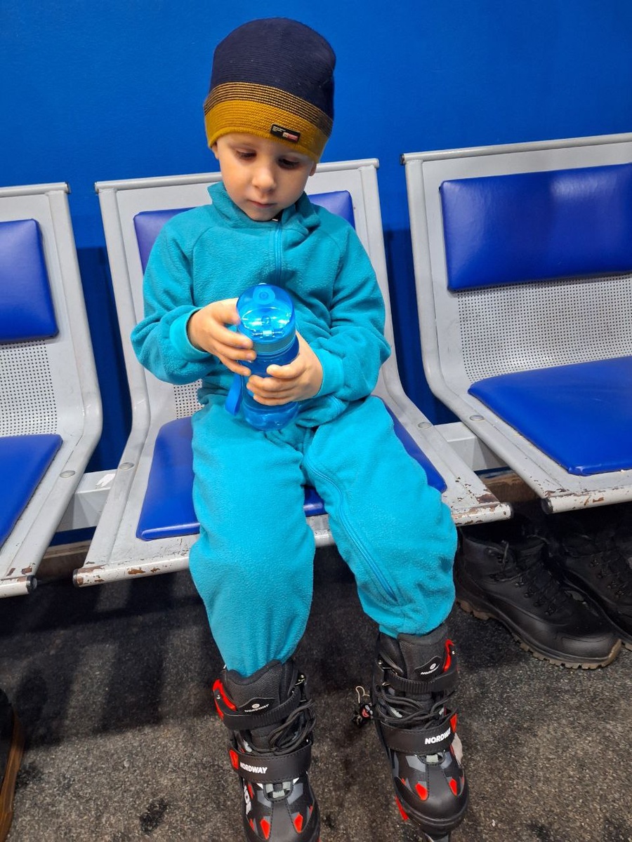 С занятий фото нет: родителей не пускают. Потому пусть будет фотка с катка