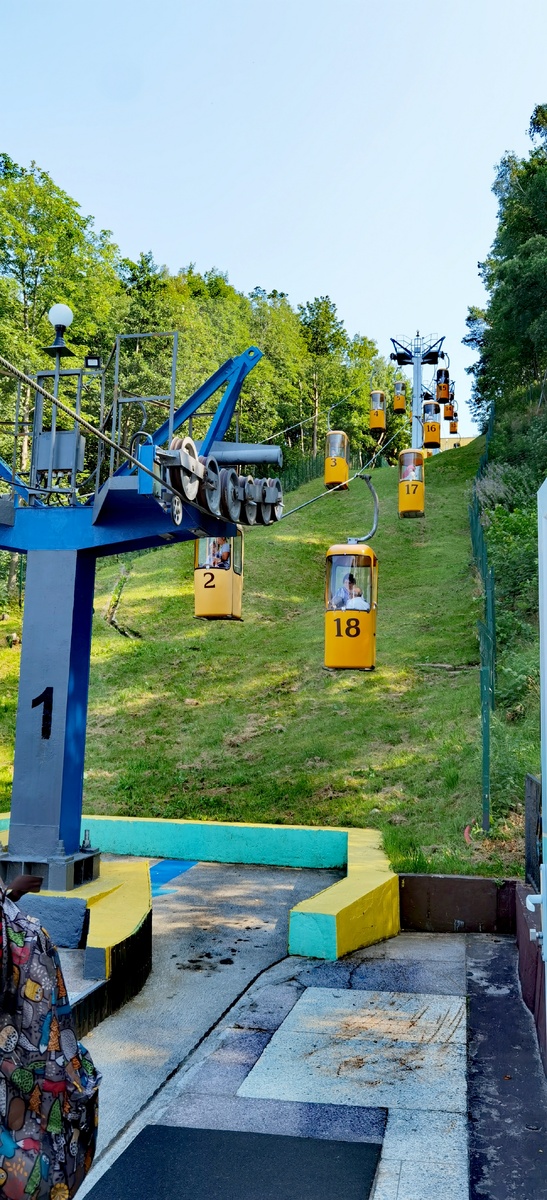 Канатная дорога. В часы пик на неё всегда очередь