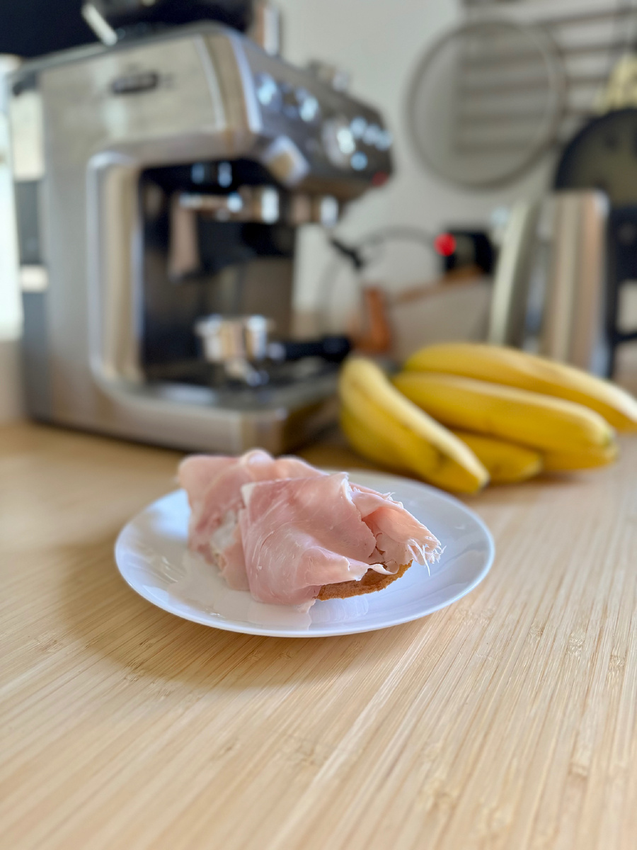 Завтрак. Бутерброд с ветчиной и банан