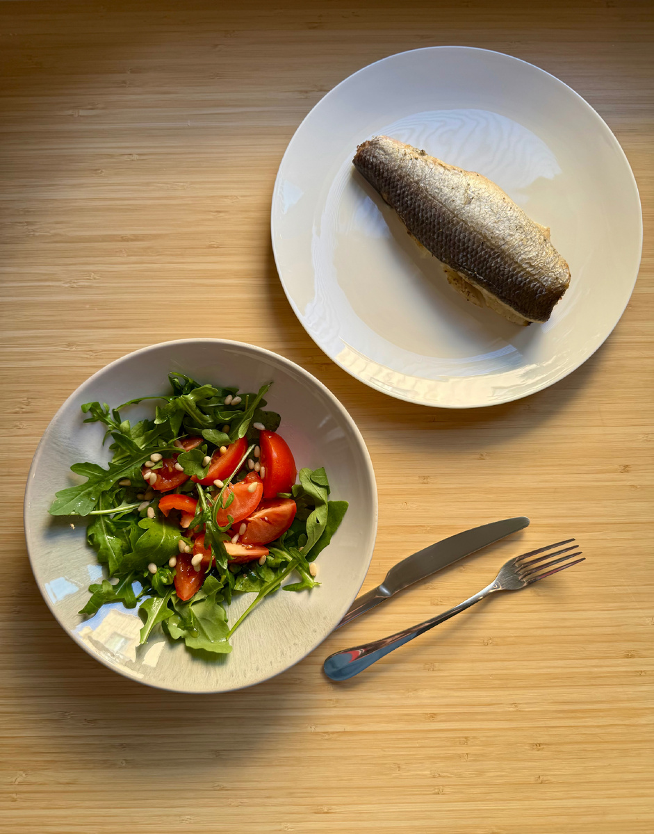 Обед. Запеченный сибас и салат с помидорами, рукколой и кедровыми орешками