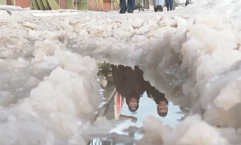     Обещанная оттепель в Красноярске оставила лужи и черный снег