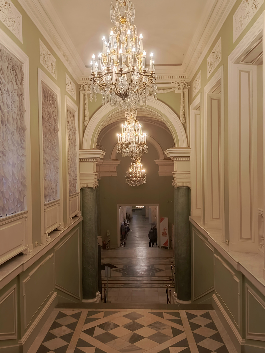 Ступени лестницы вытесаны из гранита с берегов Ладожского озера.