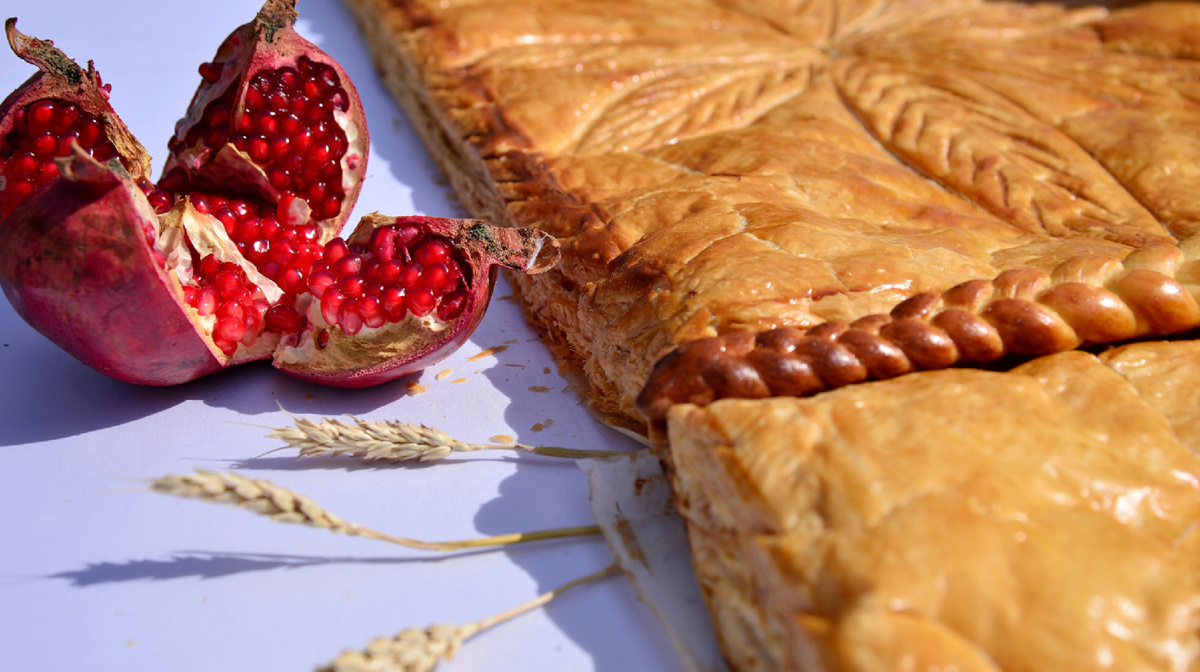 Традиционная армянская гата и гранат - символы гостеприимства, семьи и армянского застолья. Изображение отражает атмосферу армянских традиций и национальной кухни.