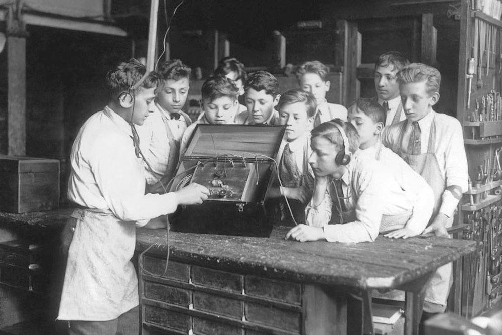    Радио - одно из важнейших изобретений человечества, изменивших способы передачи информации. / FPG/Getty Images