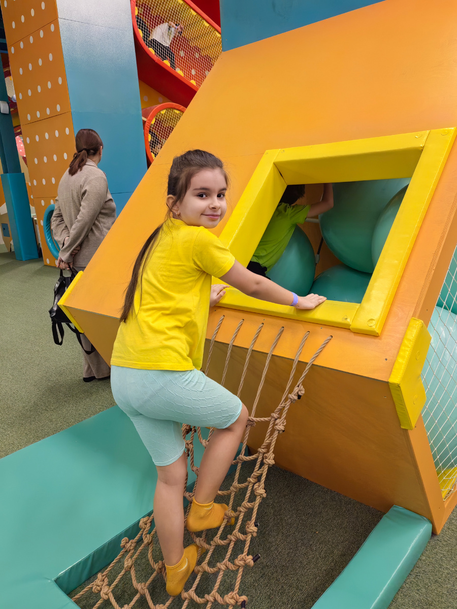  Вероника тут же окунулась в веселье, забыв про скользкие тротуары снаружи.  