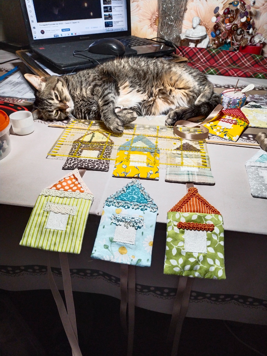 Радует! Просто у неё лицо суровое от рождения. 😻😻