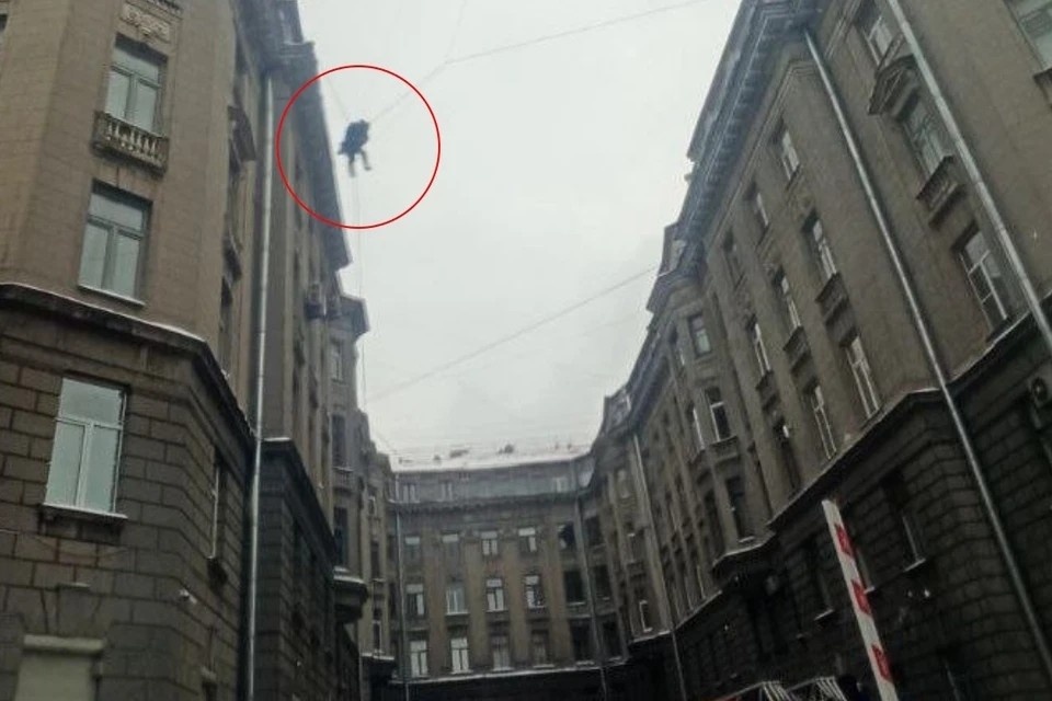    В центре Петербурга дворник сорвался с крыши, но его спасли провода. Фото: пресс-служба МЧС Петербурга