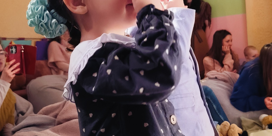 Как двойняшки снеговиков провожали