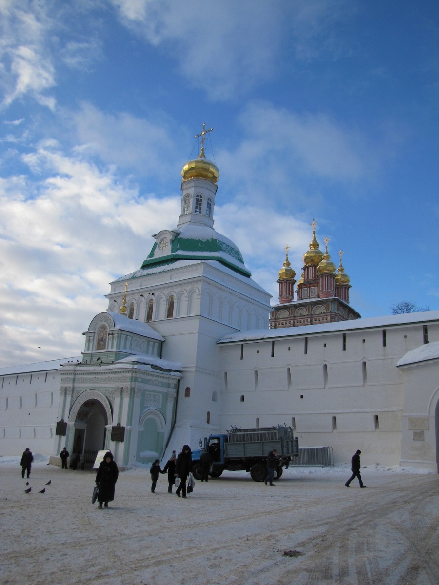 За такими стенами действительно можно укрыться