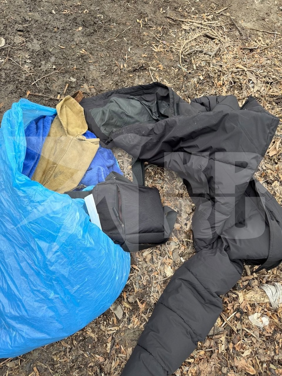    Вещи свои студент бросил в кустах