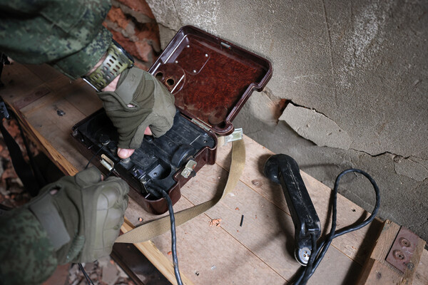 Работа военнослужащего подразделения связи в зоне СВО / Александр Река/ТАСС  