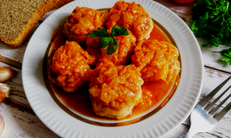 Биточки из фарша в томатной подливке