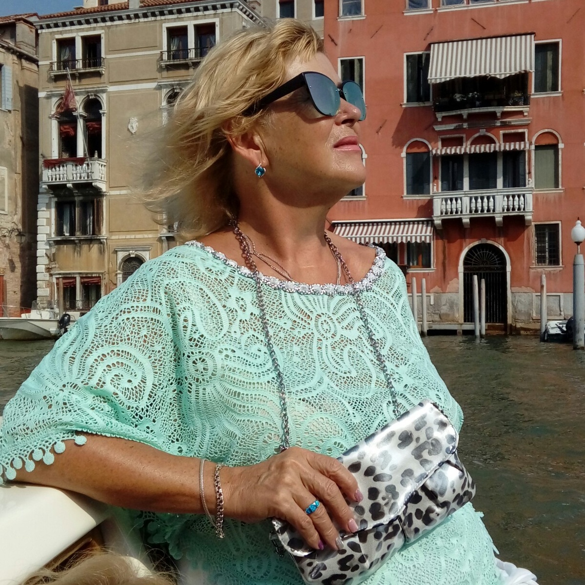 Вот так плыть по каналам Венеции в свой День рождения - это ли не сказка? Увидеть то, о чём тысячу раз читал и видел в кино, о чём мечтал с детства ... И   оказаться  там -  " в этом" внутри ...слов нет 🙏