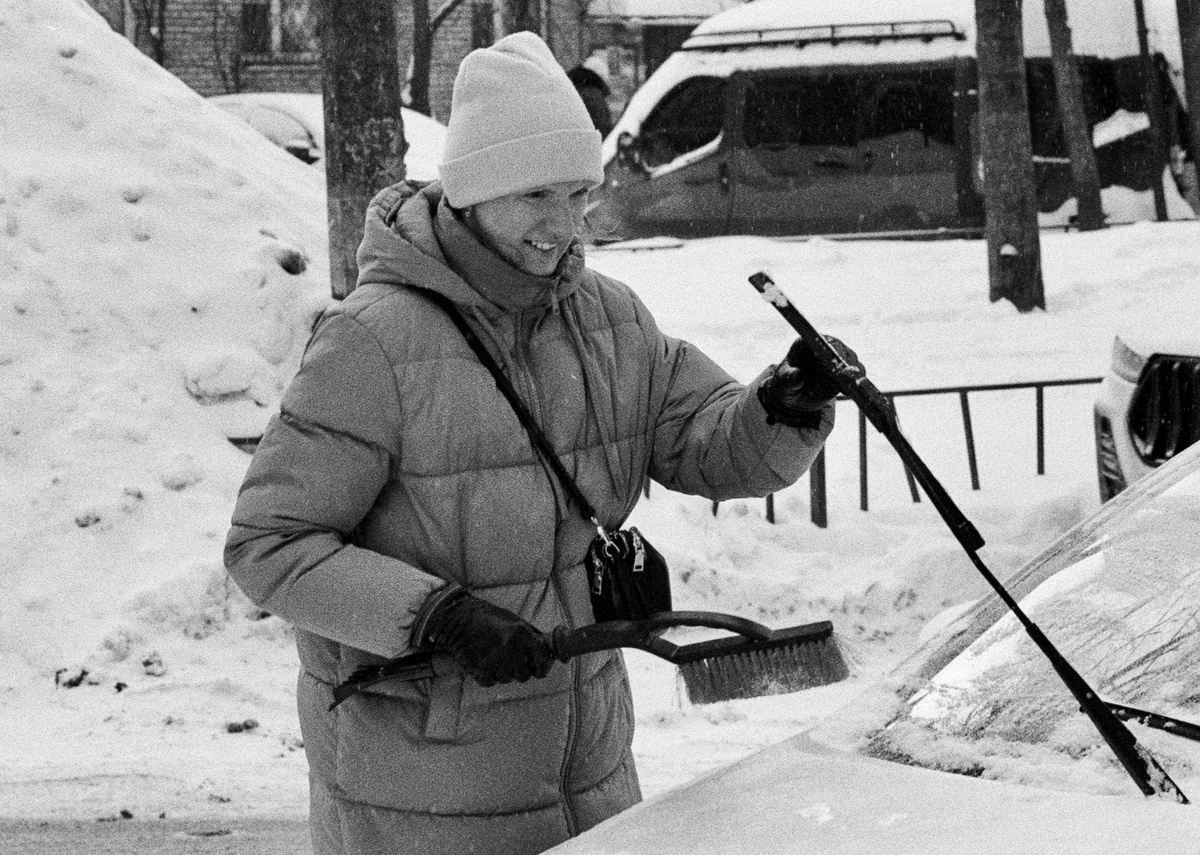 Автор не просто чистит машину от снега. Автор думает о том, как уберечь потребителя от попадания в сети непонятных трендов.