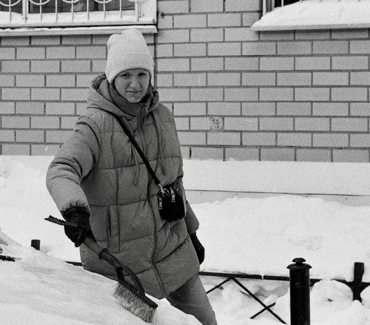 По выражению лица автора понятно, что он отрицательно относится к подобным массовым трендам