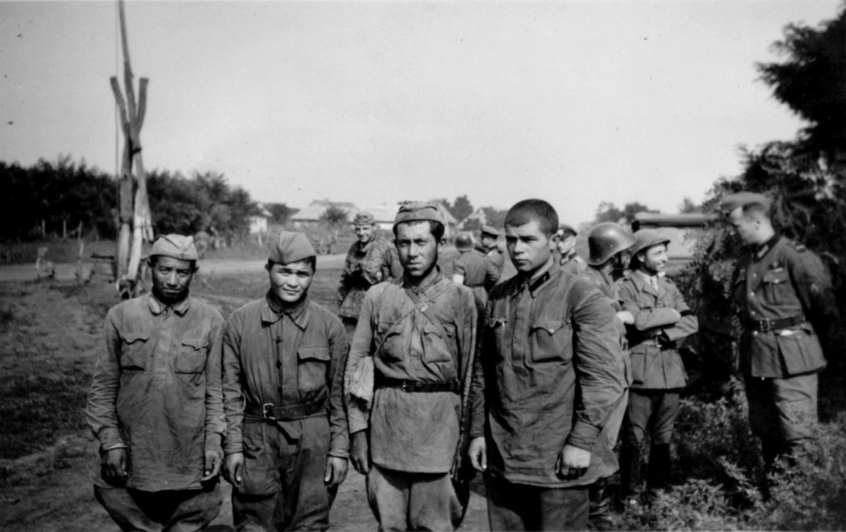    Пленные бойцы-узбеки в голландском концлагере Амерсфорт.