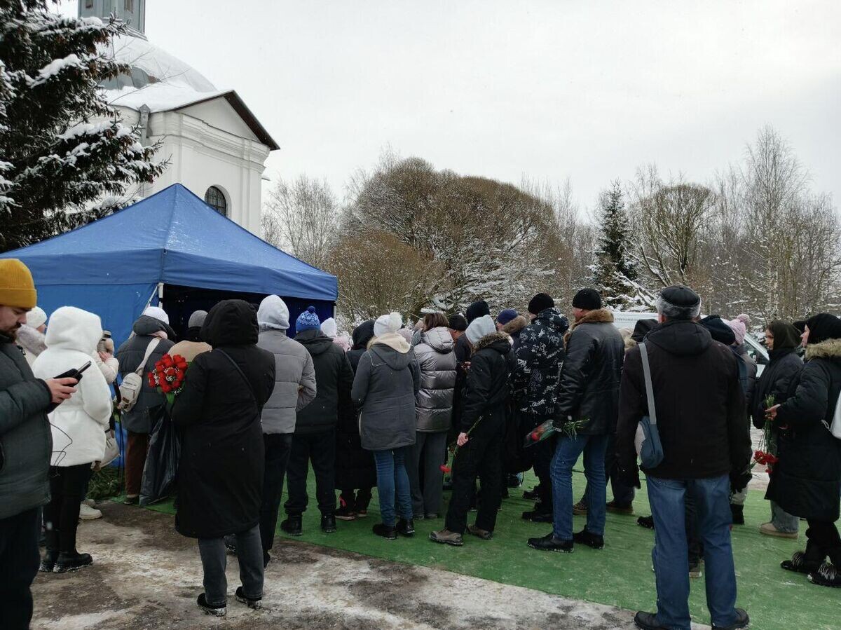    Желающие проститься с Пашей Тифитулиным перед часовней святителя Тихона на Южном кладбище Санкт-Петербурга | © РИА Новости