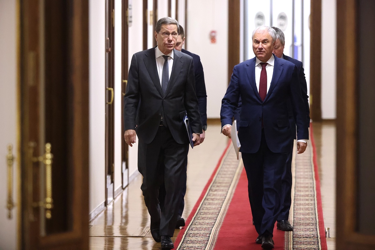    Вячеслав Володин (на фото справа) и его коллеги по Госдуме собирают вопросы для разговора с премьером./Константин Завражин/ РГ