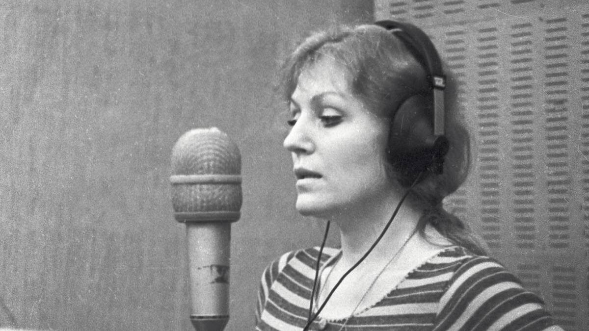    Анна Герман репетирует новую программу в звукозаписывающей студии фирмы «Мелодия» / Фото: Рудольф Алфимов / РИА Новости