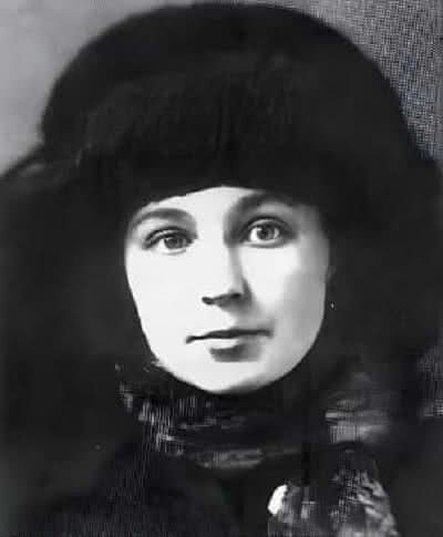 Марина Ивановна Цветаева — русская поэтесса Серебряного века, драматург и переводчик. Наряду с Анной Ахматовой и Беллой Ахмадулиной входит в число трёх наиболее известных и популярных русских поэтесс XX века