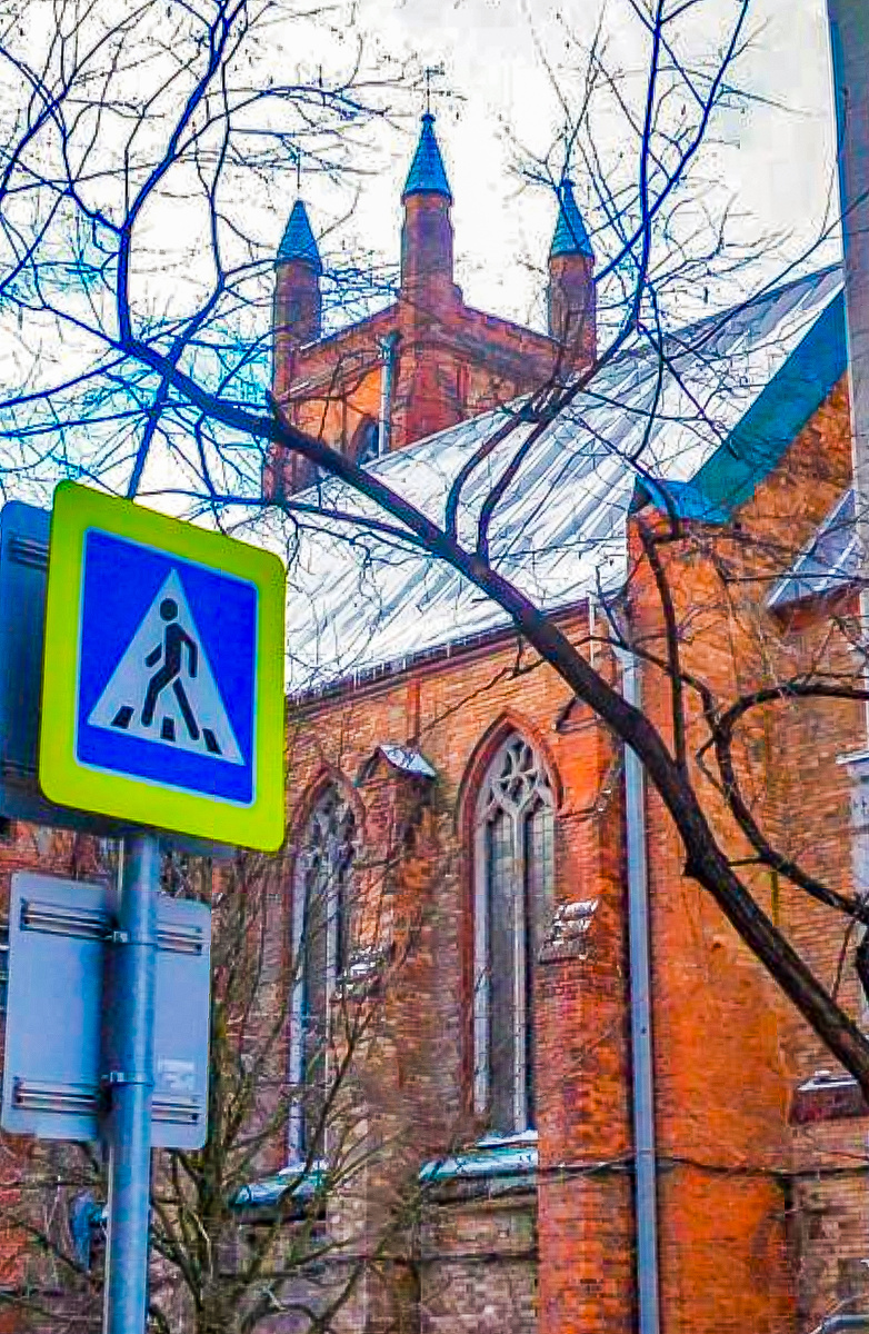 Вид с Брюсова переулка на агликанский храм Святого Андрея